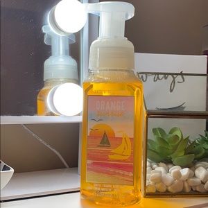🍊 2/20 Bath and Body Works Foaming Hand Soap